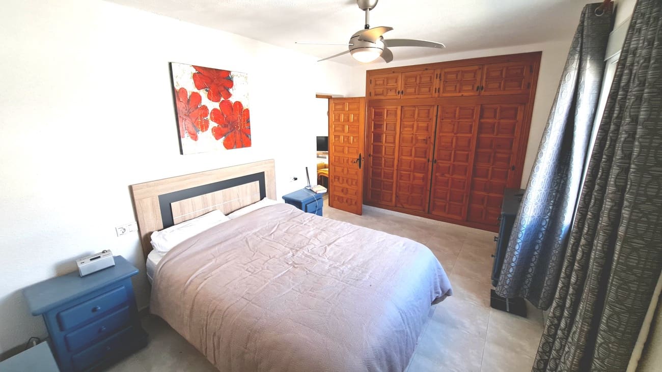Chalet de 3 habitaciones en Villamartin en venta con piscina garaje - 350.000 € (Ref: 9990153)
