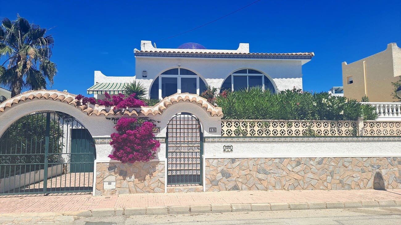 Chalet de 3 habitaciones en Villamartin en venta con piscina garaje - 350.000 € (Ref: 9990153)