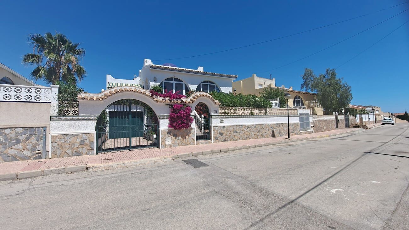Chalet de 3 habitaciones en Villamartin en venta con piscina garaje - 350.000 € (Ref: 9990153)