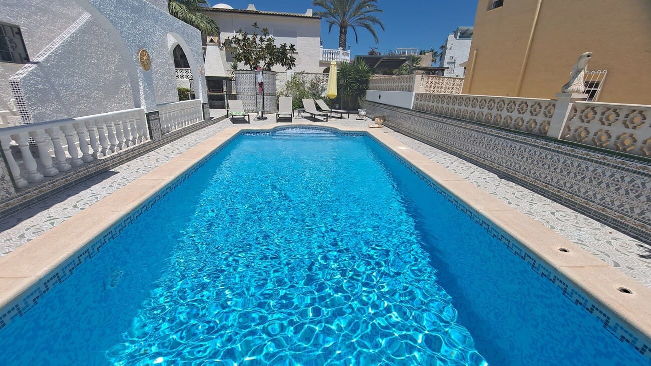 Chalet de 3 habitaciones en Villamartin en venta con piscina garaje - 350.000 € (Ref: 9990153)