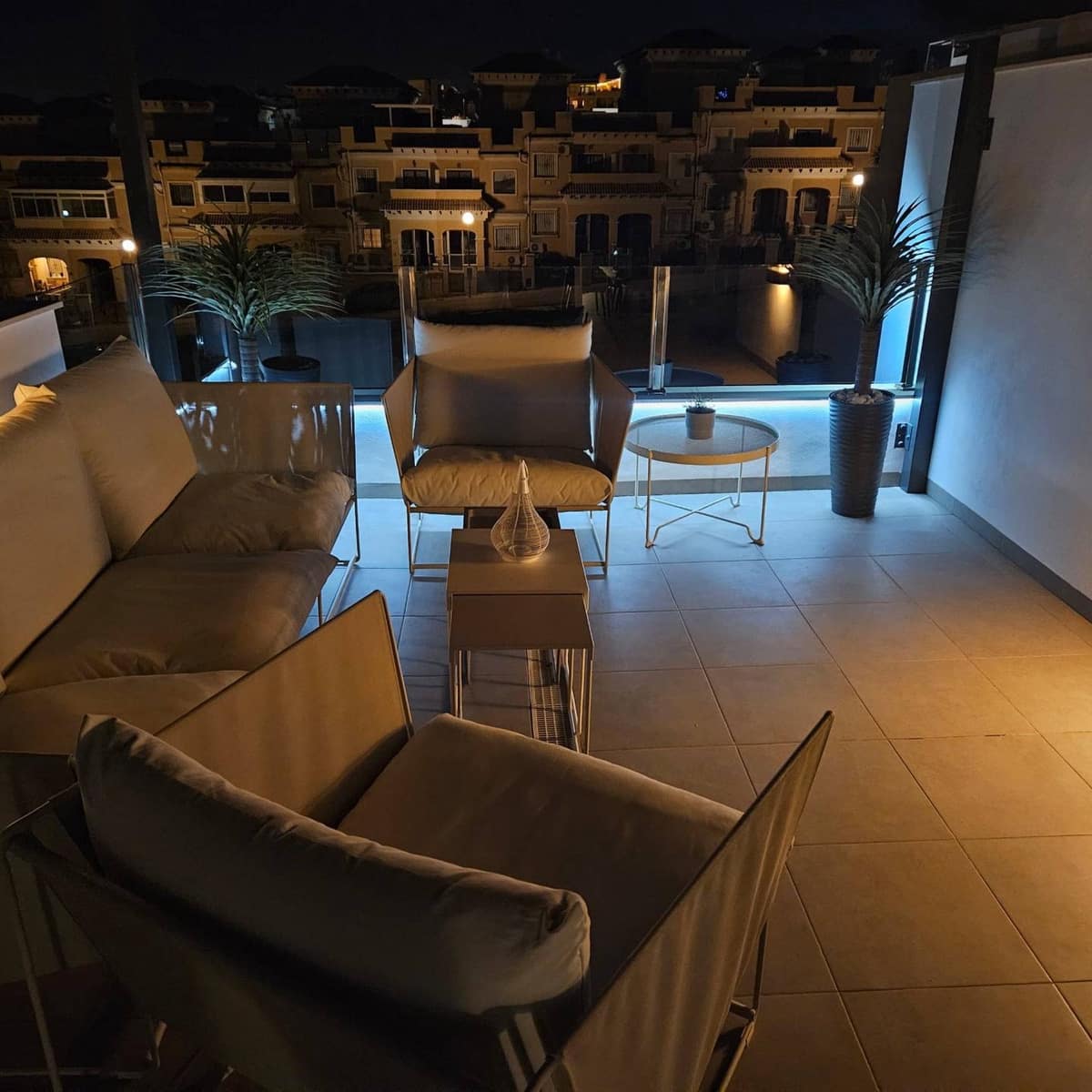 Chalet de 3 habitaciones en Villamartin en venta con piscina - 330.000 € (Ref: 9999314)