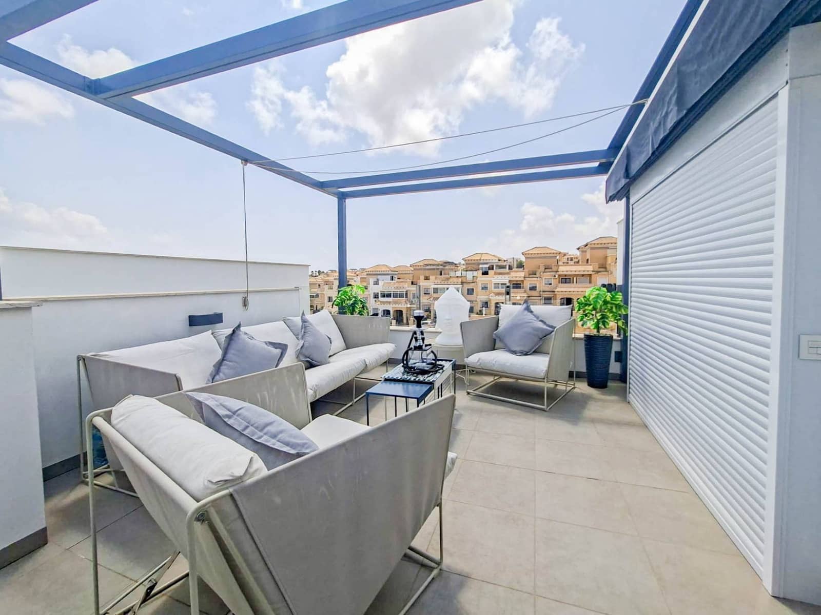 Chalet de 3 habitaciones en Villamartin en venta con piscina - 330.000 € (Ref: 9999314)