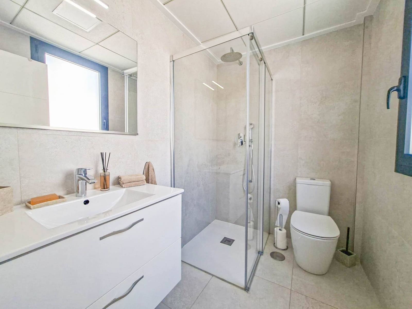 Chalet de 3 habitaciones en Villamartin en venta con piscina - 330.000 € (Ref: 9999314)