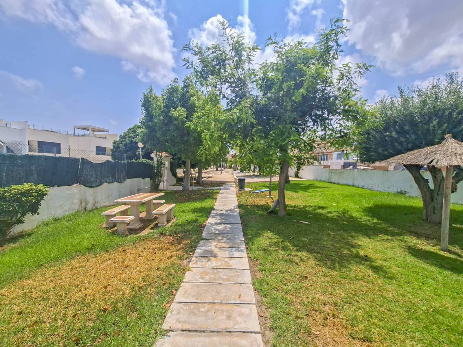 Chalet de 3 habitaciones en Villamartin en venta con piscina - 330.000 € (Ref: 9999314)