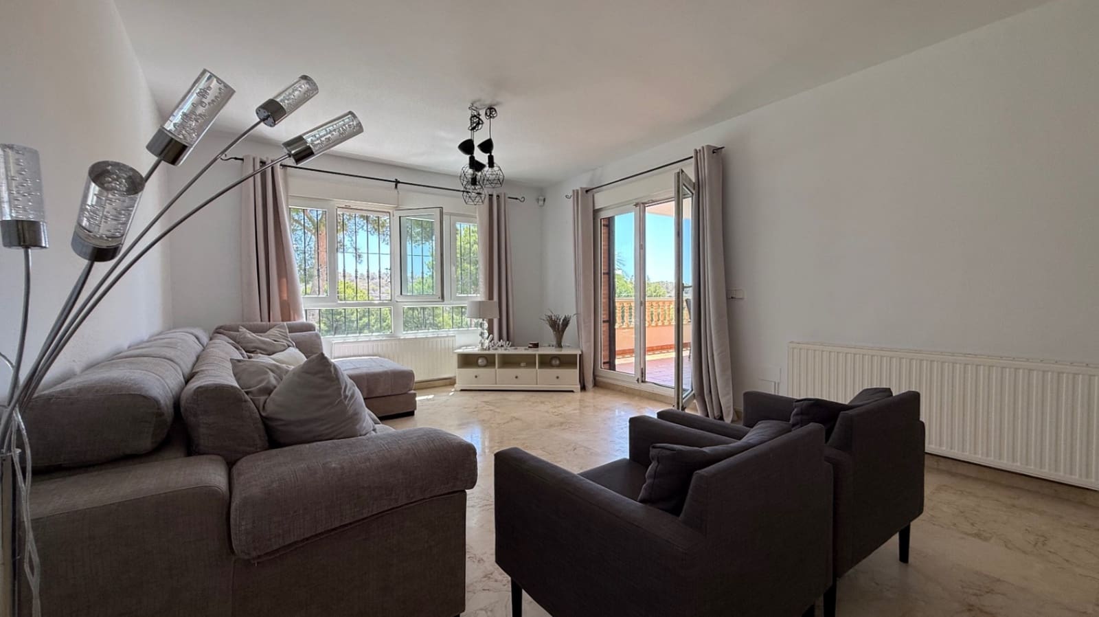 4 bedroom Villa for sale in Villamartin with pool garage - € 645,000 (Ref: 9999504)