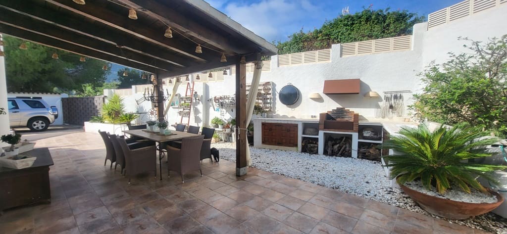 Chalet de 3 habitaciones en Dénia en venta con piscina garaje - 628.000 € (Ref: 8653844)