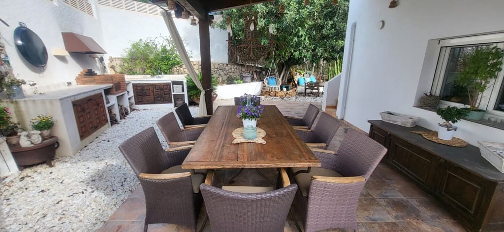 Chalet de 3 habitaciones en Dénia en venta con piscina garaje - 628.000 € (Ref: 8653844)