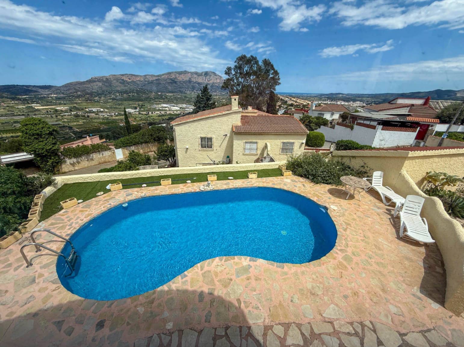 Chalet de 2 habitaciones en Pedreguer en venta con piscina garaje - 325.000 € (Ref: 9757554)