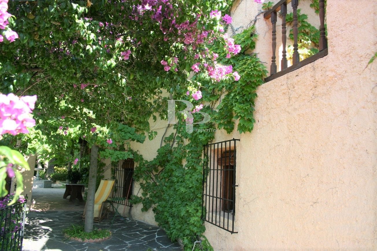 4 bedroom Finca/Country House for sale in Orgiva with pool garage €