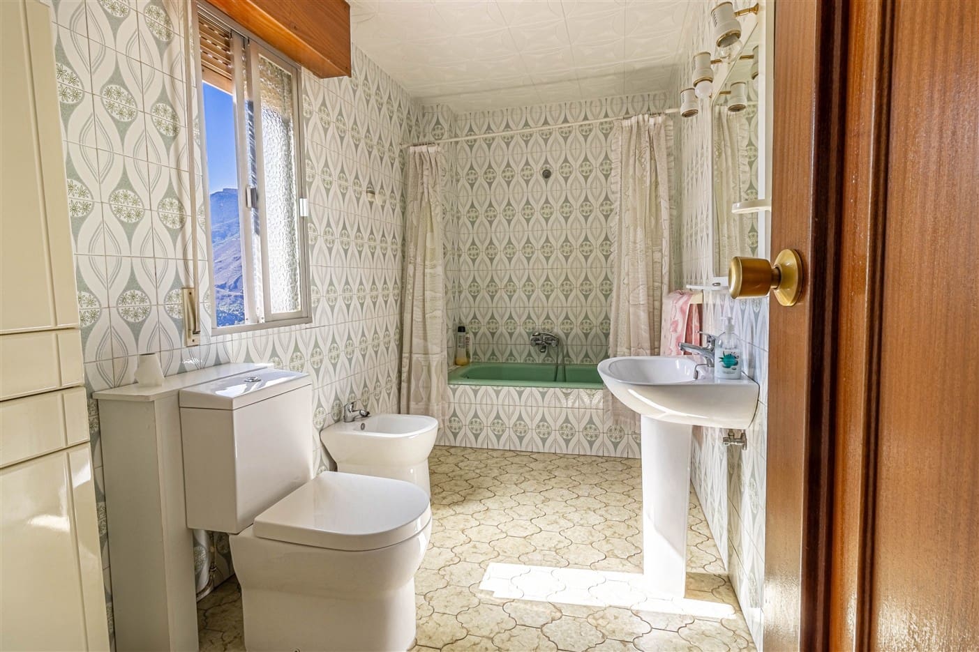 6 bedroom Townhouse for sale in Orgiva with garage - € 190,000 (Ref: 9311911)