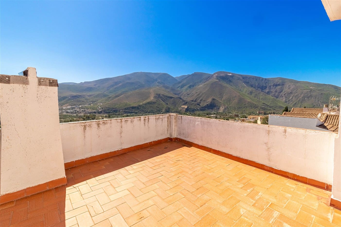 6 bedroom Townhouse for sale in Orgiva with garage - € 190,000 (Ref: 9311911)