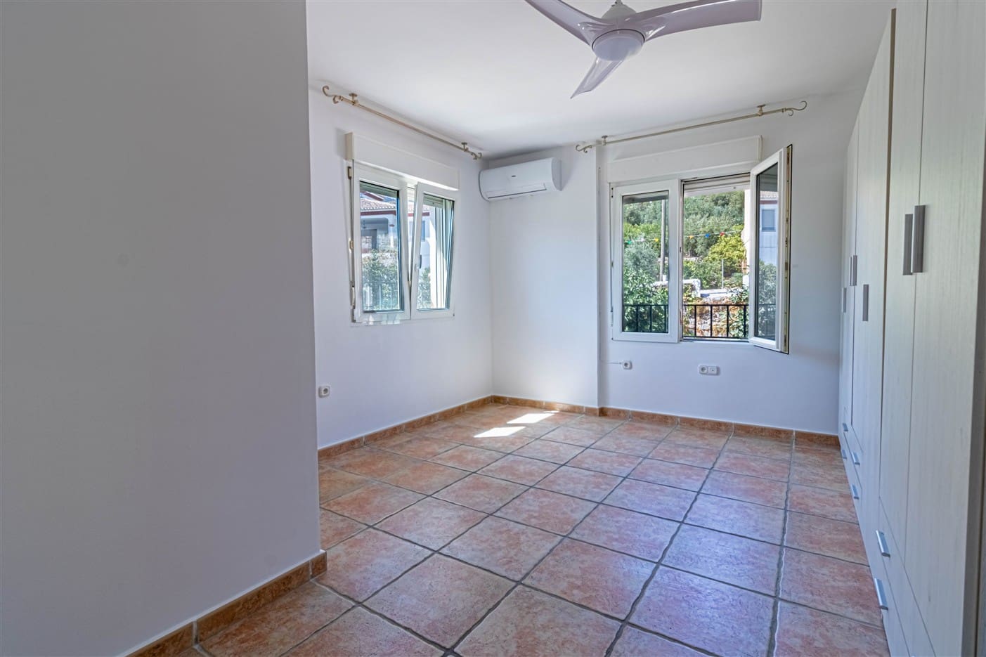 5 slaapkamer Halfvrijstaande villa te koop in El Pinar met zwembad garage - € 350.000 (Ref: 9311912)