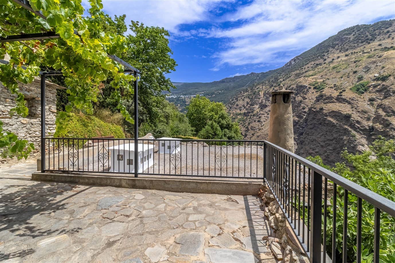 6 bedroom Finca/Country House for sale in Pampaneira with pool garage - € 275,000 (Ref: 9971677)