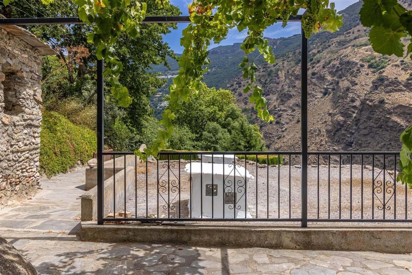 6 bedroom Finca/Country House for sale in Pampaneira with pool garage - € 275,000 (Ref: 9971677)