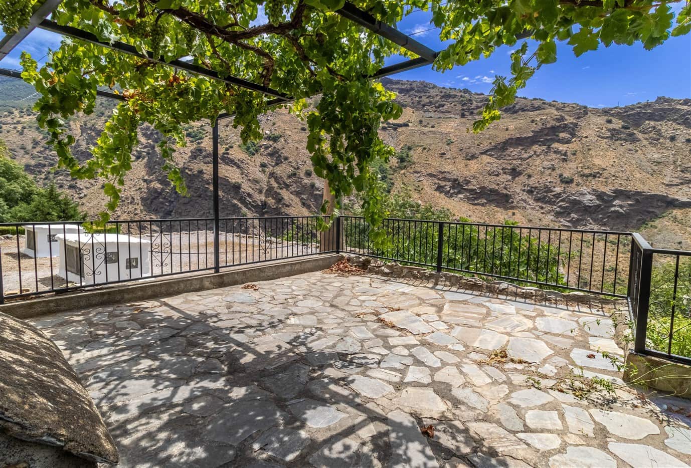 6 bedroom Finca/Country House for sale in Pampaneira with pool garage - € 275,000 (Ref: 9971677)