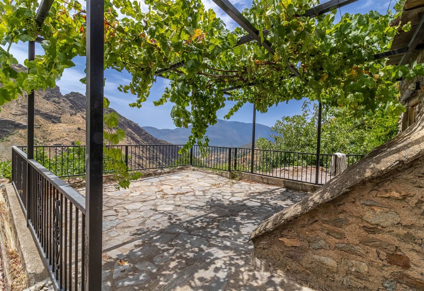 6 bedroom Finca/Country House for sale in Pampaneira with pool garage - € 275,000 (Ref: 9971677)