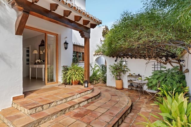 5 bedroom Villa for sale in Dénia with pool garage - € 1,395,000 (Ref: 247812)