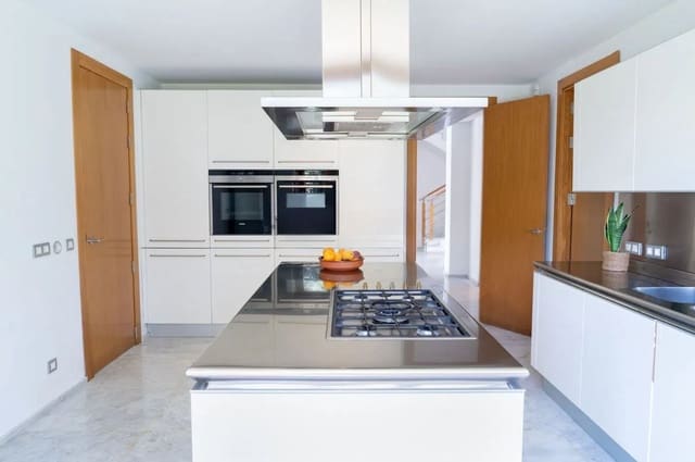 6 chambre Villa/Maison à vendre à San Roque avec piscine garage - 2 500 000 € (Ref: 9817861)