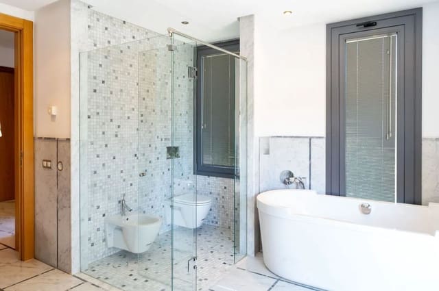 6 chambre Villa/Maison à vendre à San Roque avec piscine garage - 2 500 000 € (Ref: 9817861)