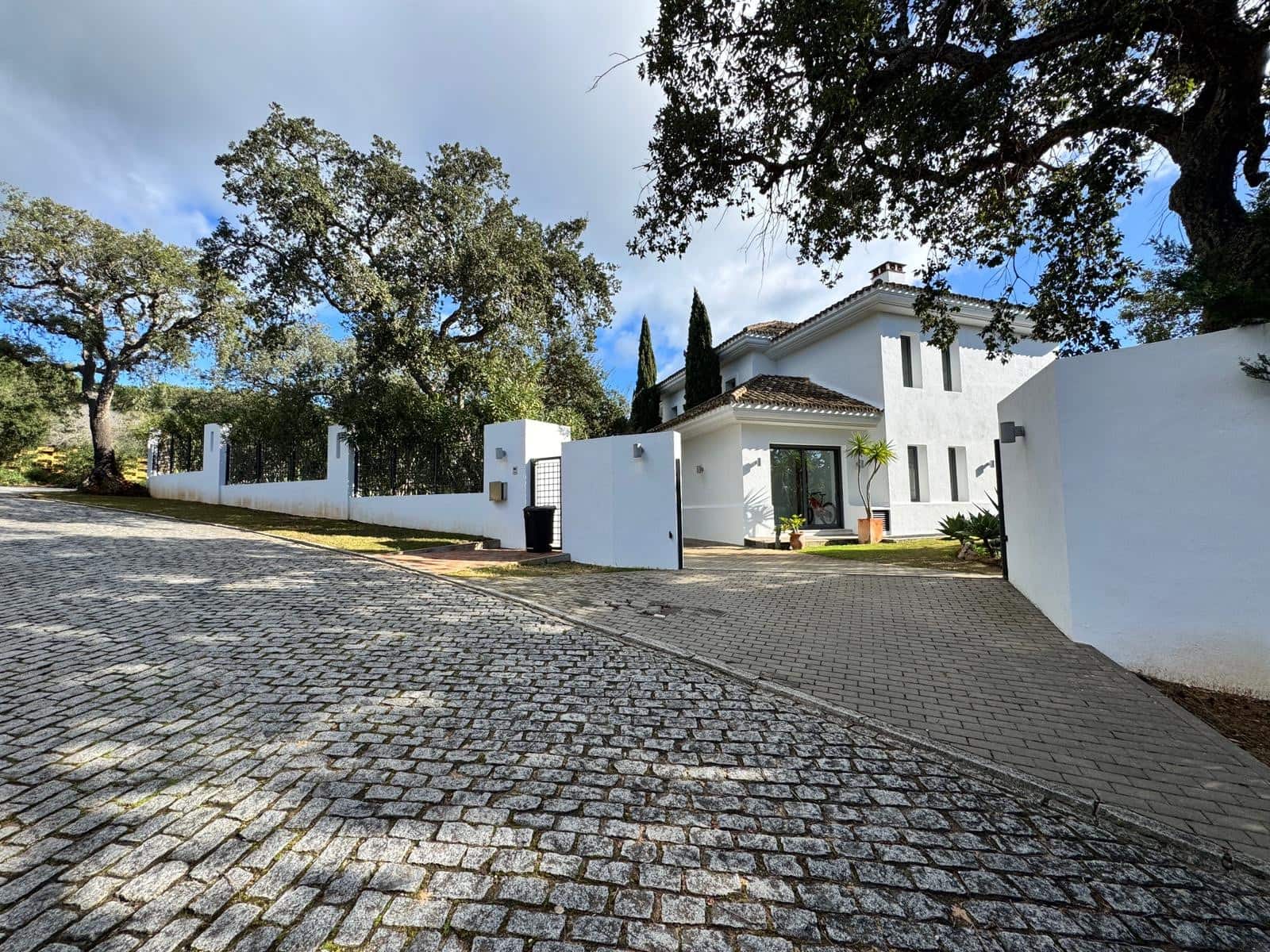 6 chambre Villa/Maison à vendre à San Roque avec piscine garage - 2 500 000 € (Ref: 9817861)