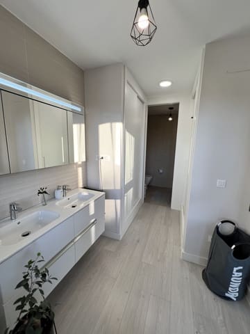 3 makuuhuone Omakotitalo myytävänä paikassa San Roque mukana uima-altaan 
autotalli - 799 000 € (Ref: 9817868)