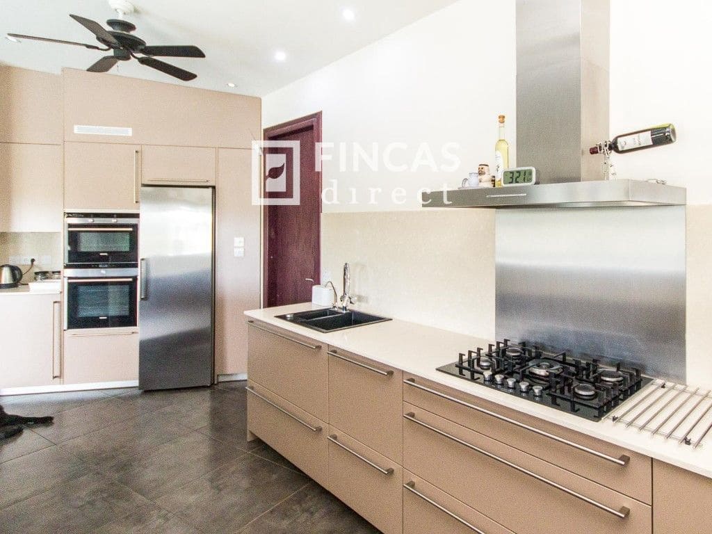 3 bedroom Villa for sale in Cretas with pool garage - € 440,000 (Ref: 8426737)