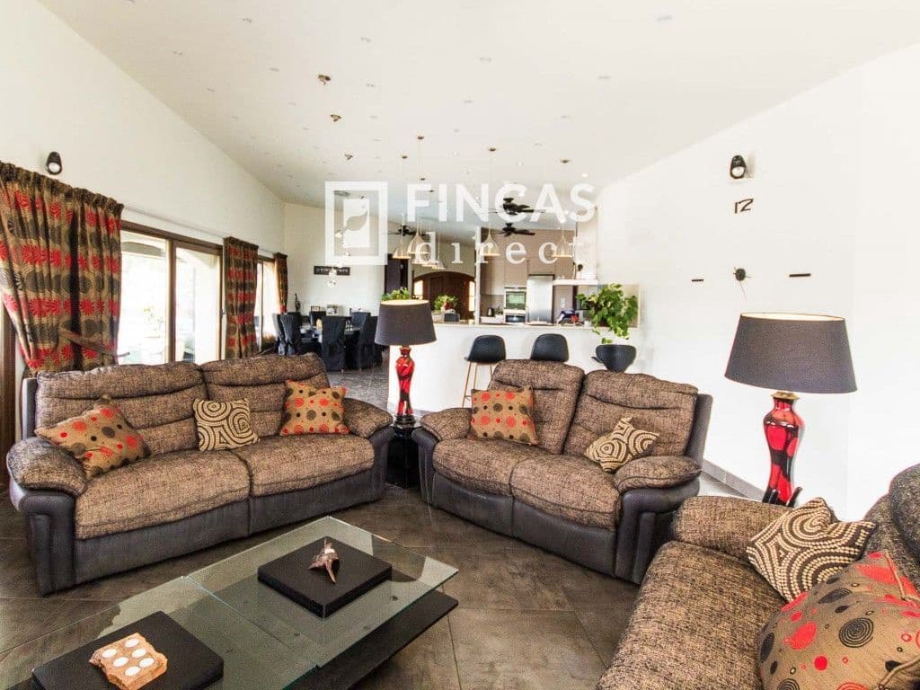 3 bedroom Villa for sale in Cretas with pool garage - € 440,000 (Ref: 8426737)