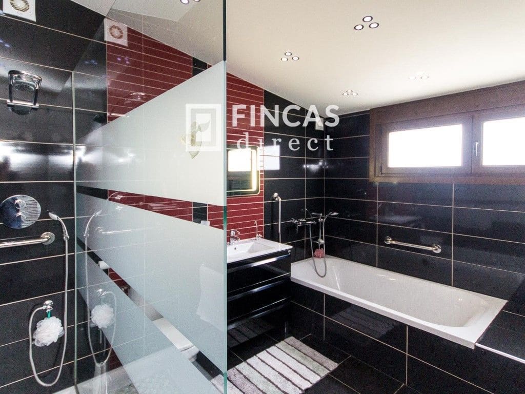 3 bedroom Villa for sale in Cretas with pool garage - € 440,000 (Ref: 8426737)