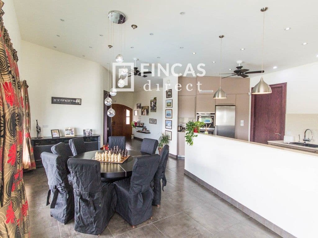 3 bedroom Villa for sale in Cretas with pool garage - € 440,000 (Ref: 8426737)