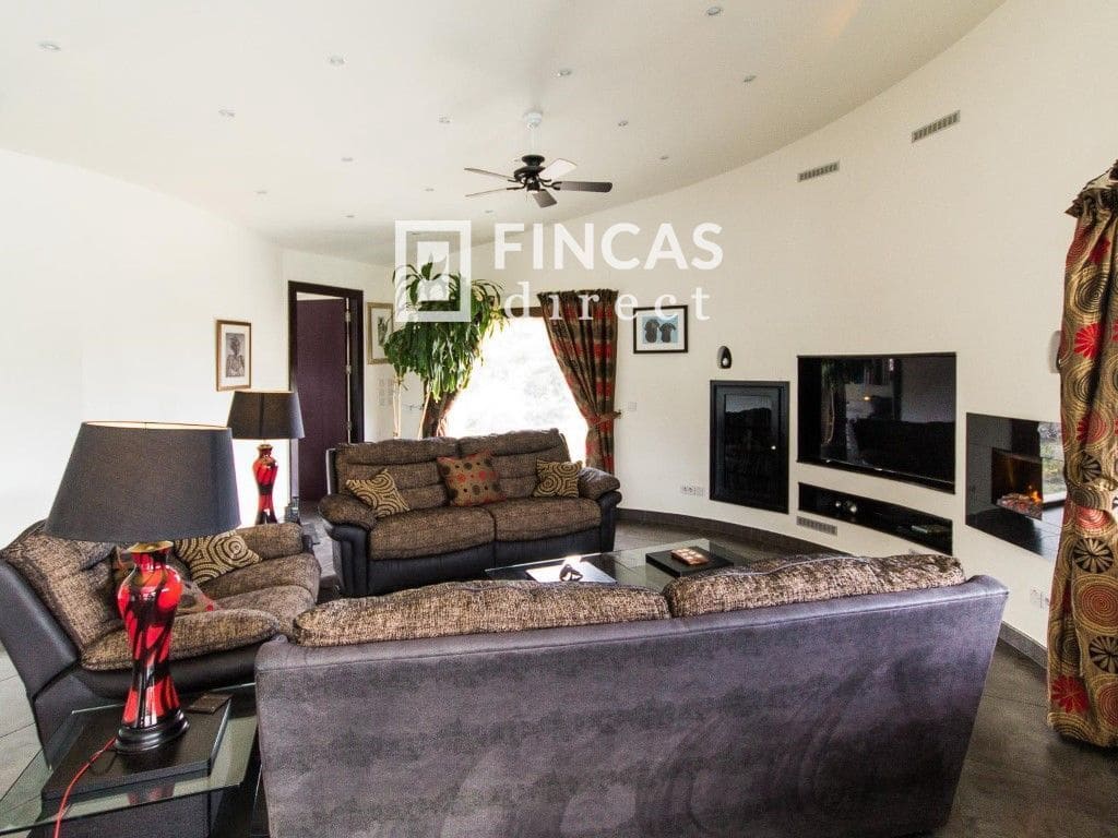 3 bedroom Villa for sale in Cretas with pool garage - € 440,000 (Ref: 8426737)