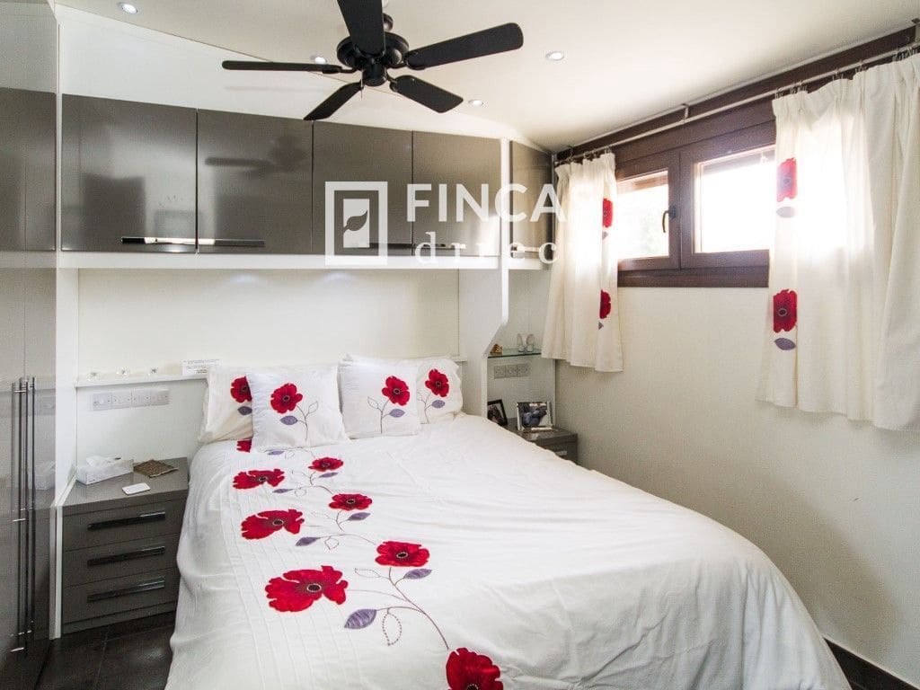 3 bedroom Villa for sale in Cretas with pool garage - € 440,000 (Ref: 8426737)