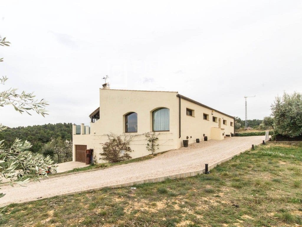 3 bedroom Villa for sale in Cretas with pool garage - € 440,000 (Ref: 8426737)