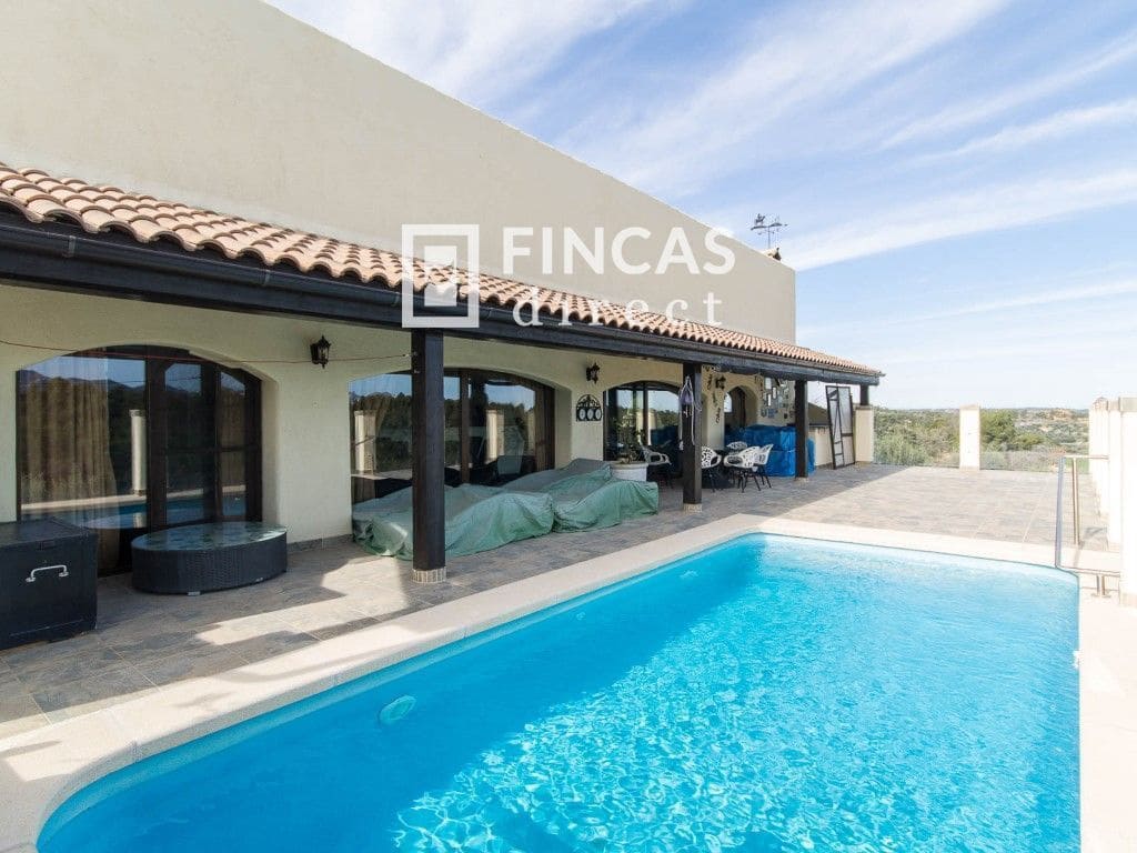 3 bedroom Villa for sale in Cretas with pool garage - € 440,000 (Ref: 8426737)