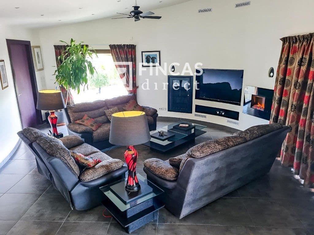 3 bedroom Villa for sale in Cretas with pool garage - € 440,000 (Ref: 8426737)