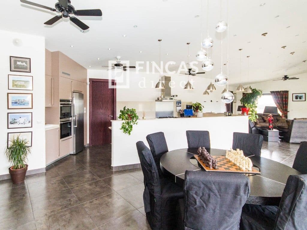 3 bedroom Villa for sale in Cretas with pool garage - € 440,000 (Ref: 8426737)