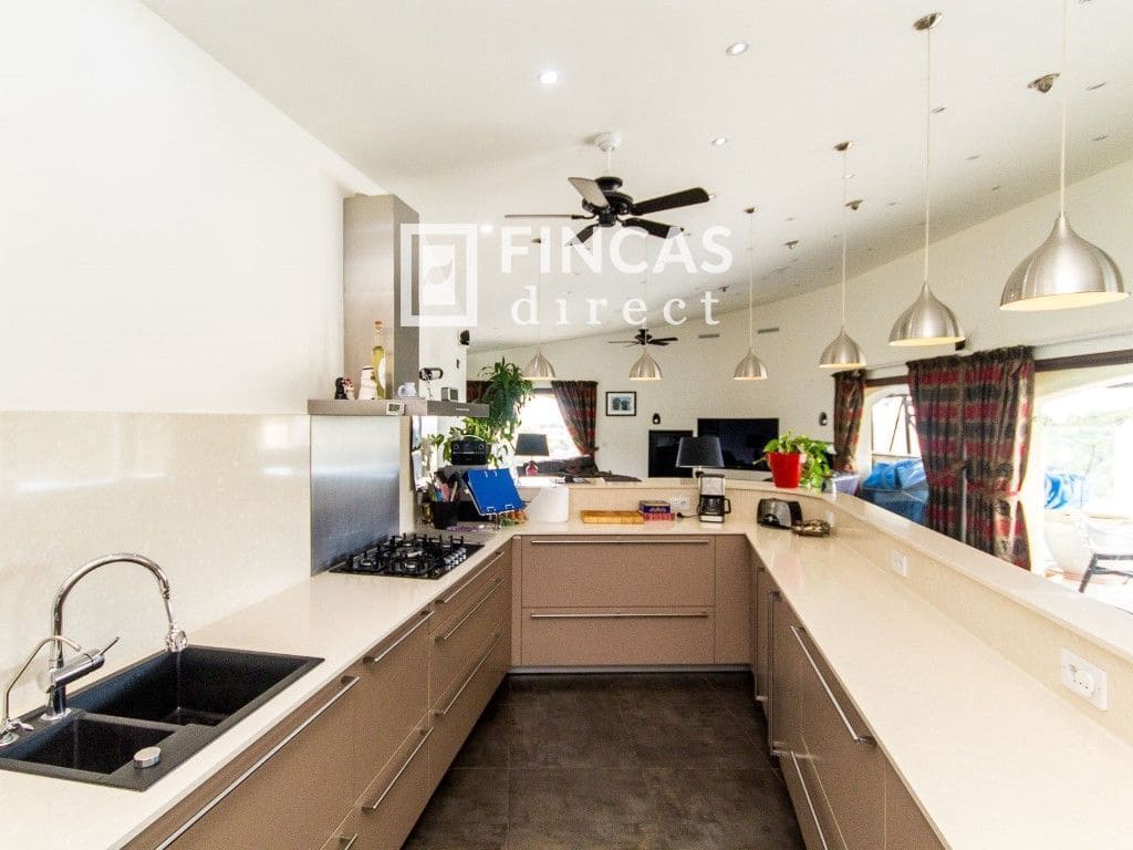 3 bedroom Villa for sale in Cretas with pool garage - € 440,000 (Ref: 8426737)