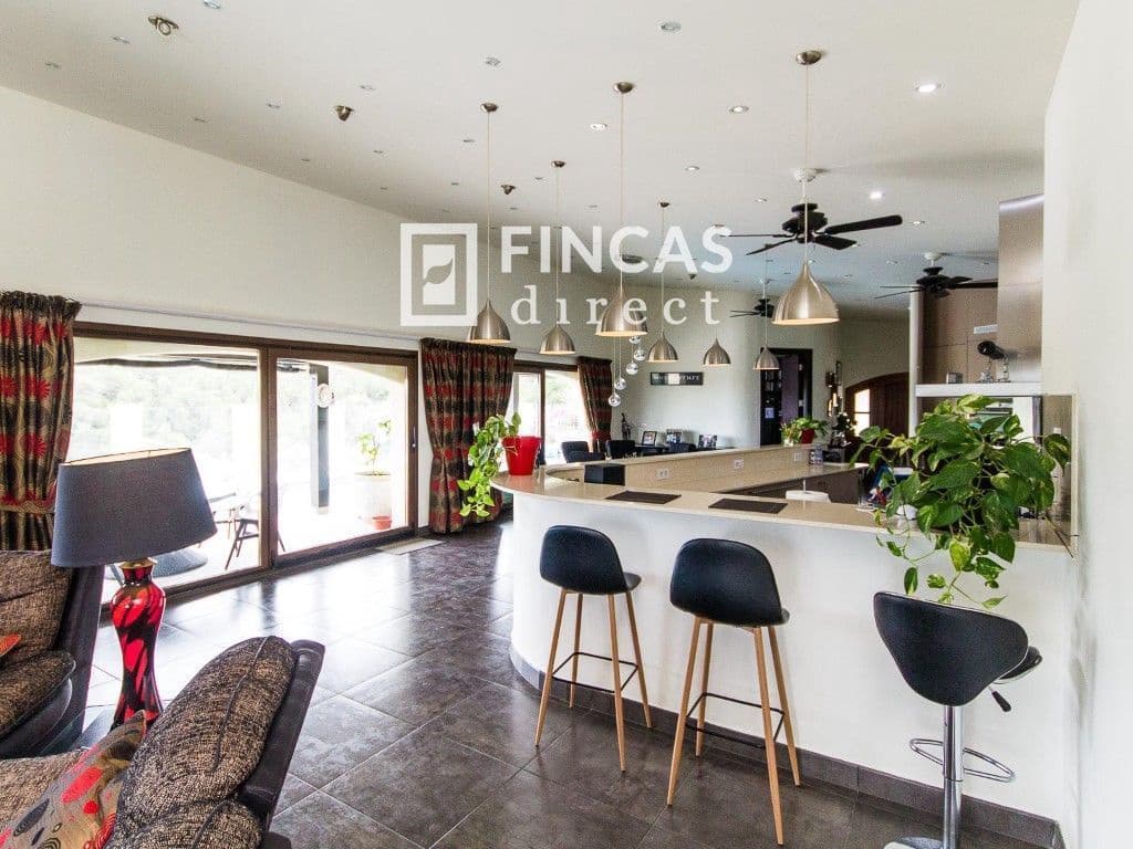 3 bedroom Villa for sale in Cretas with pool garage - € 440,000 (Ref: 8426737)
