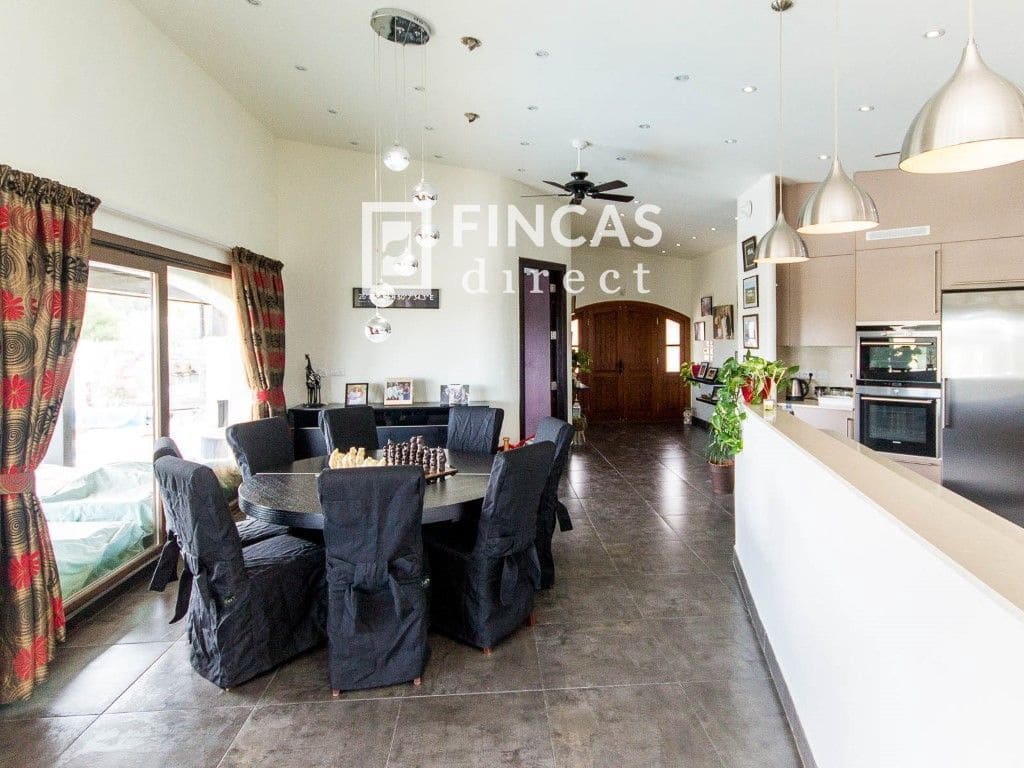 3 bedroom Villa for sale in Cretas with pool garage - € 440,000 (Ref: 8426737)