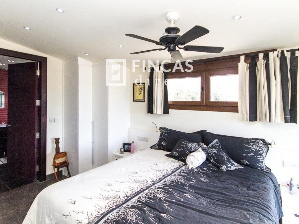 3 bedroom Villa for sale in Cretas with pool garage - € 440,000 (Ref: 8426737)