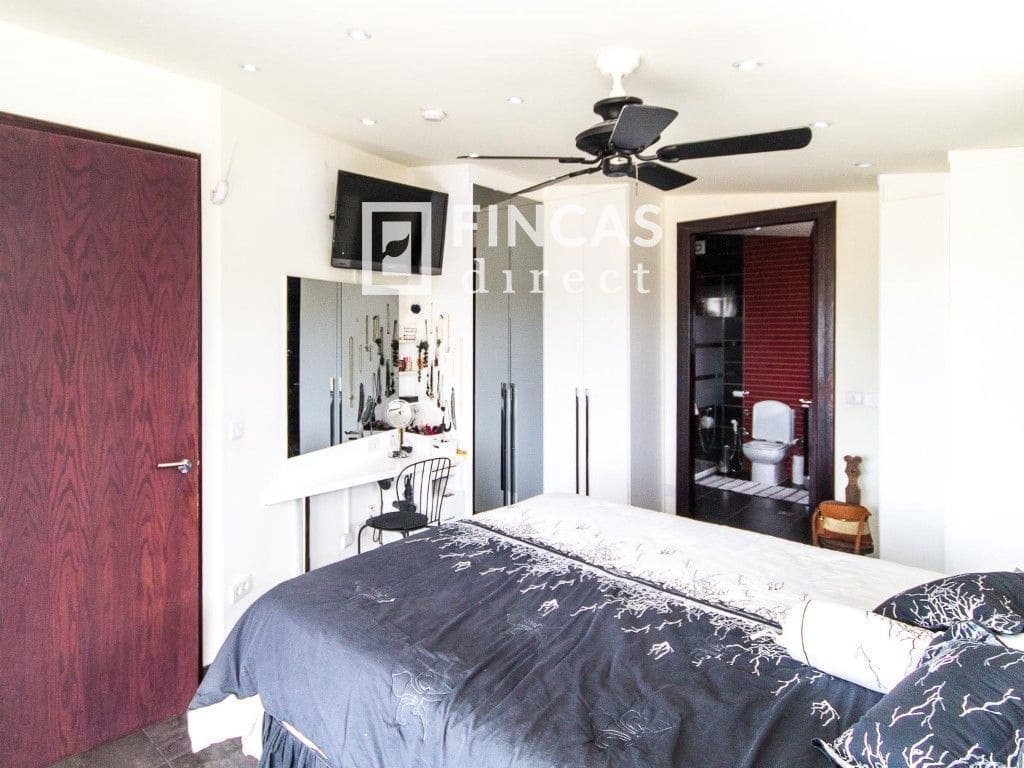 3 bedroom Villa for sale in Cretas with pool garage - € 440,000 (Ref: 8426737)