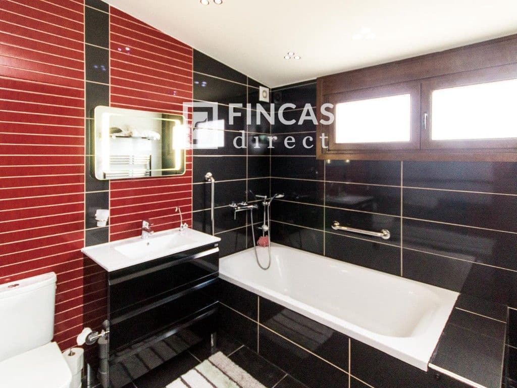 3 bedroom Villa for sale in Cretas with pool garage - € 440,000 (Ref: 8426737)