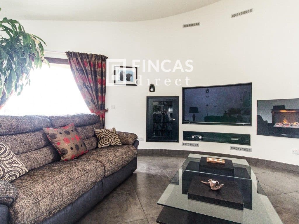 3 bedroom Villa for sale in Cretas with pool garage - € 440,000 (Ref: 8426737)