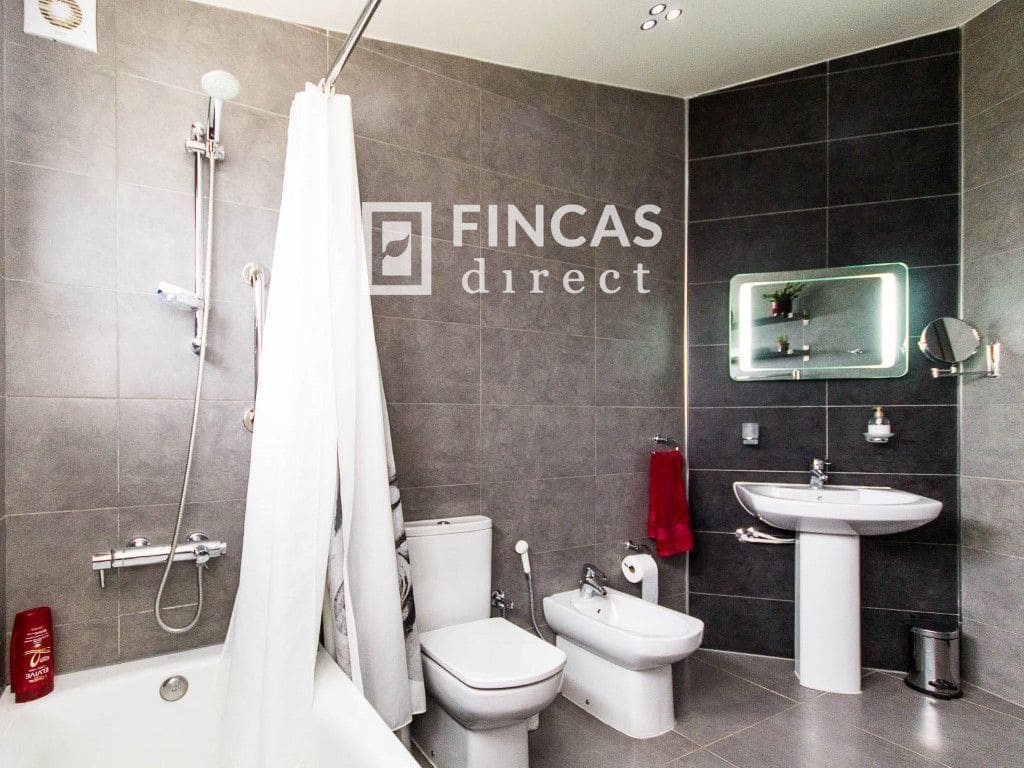3 bedroom Villa for sale in Cretas with pool garage - € 440,000 (Ref: 8426737)