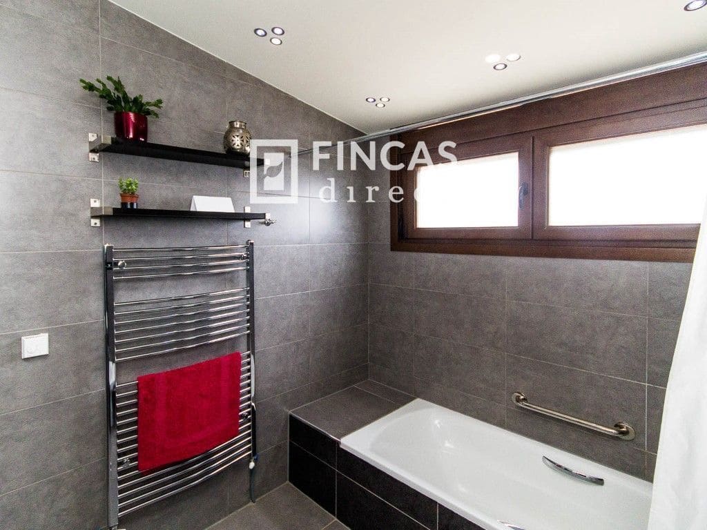 3 bedroom Villa for sale in Cretas with pool garage - € 440,000 (Ref: 8426737)