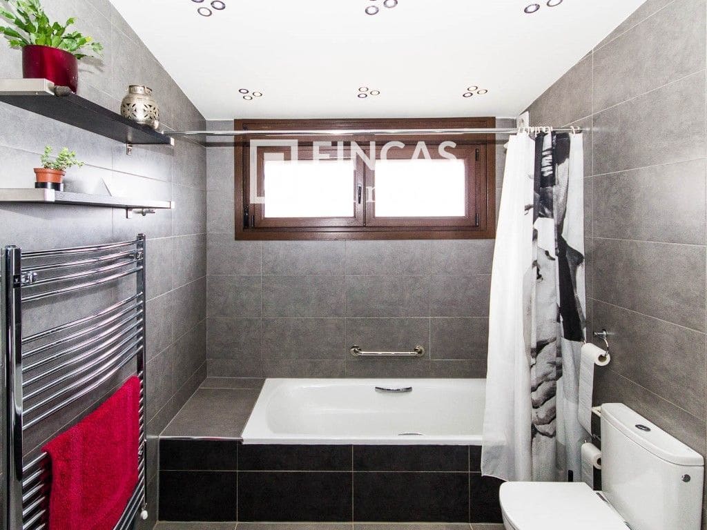 3 bedroom Villa for sale in Cretas with pool garage - € 440,000 (Ref: 8426737)