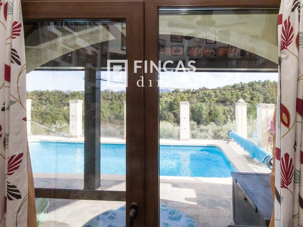 3 bedroom Villa for sale in Cretas with pool garage - € 440,000 (Ref: 8426737)