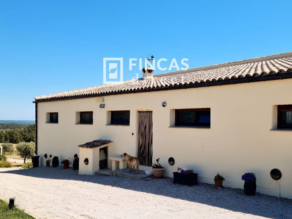 3 bedroom Villa for sale in Cretas with pool garage - € 440,000 (Ref: 8426737)