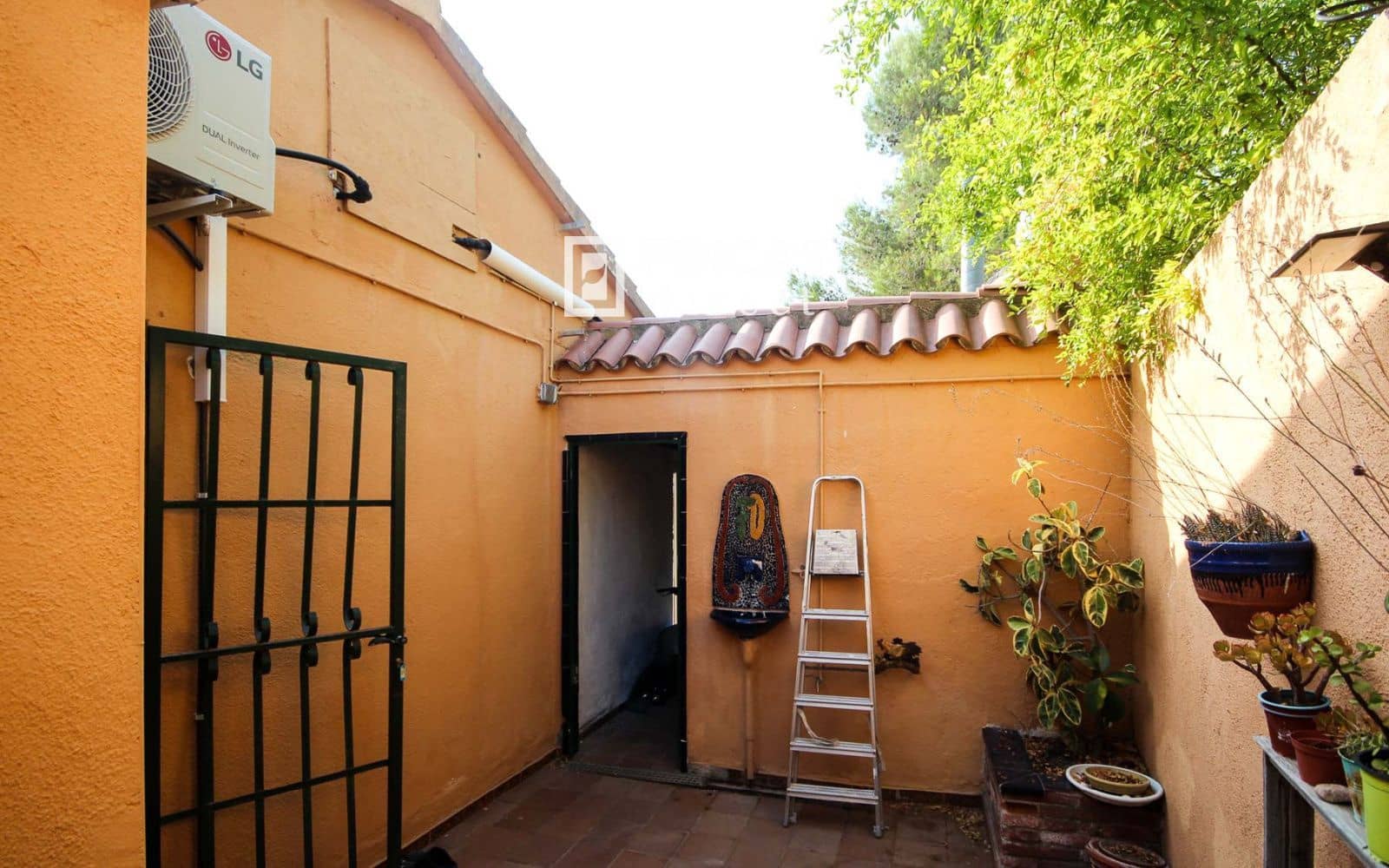6 bedroom Villa for sale in El Catllar with pool garage - € 355,000 (Ref: 9948884)