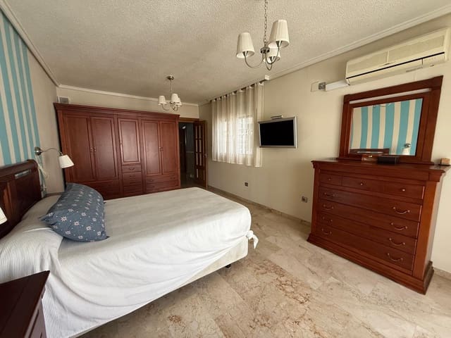 4 bedroom Townhouse for sale in Catral with garage - € 189,999 (Ref: 9335294)