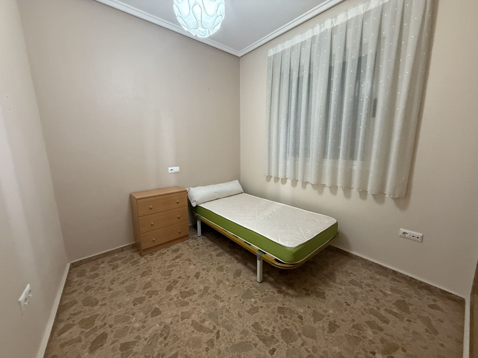 3 bedroom Townhouse for rent in Alicante / Alacant city - € 750 (Ref: 9436278)